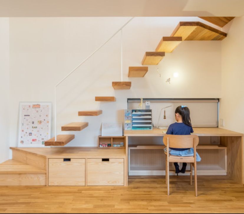 ban hoc duoi gam cau thang 